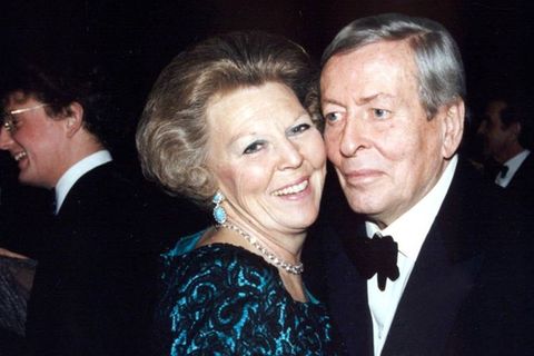 Ein Bild aus glücklichen Tagen: Beatrix der Niederlande strahlt bei einem Tanz mit ihrem Ehemann Prinz Claus.