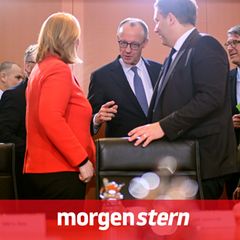 Merz, Klingbeil und Bas reden während einer Kabinettssitzung miteinander