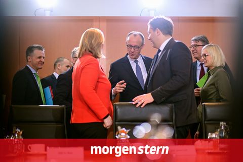 Merz, Klingbeil und Bas reden während einer Kabinettssitzung miteinander