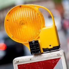 Die Sperrung der Straße in Wuppertal wird mehrere Wochen andauern. (Symbolbild) Foto: Hauke-Christian Dittrich/dpa