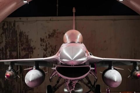 Eine F-16 C/D der Israeli Air Force IAF mit Phosphorbomben