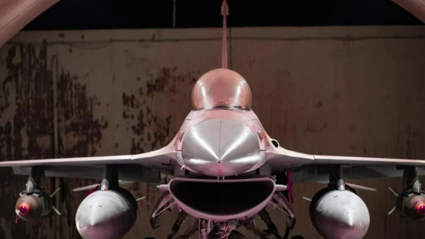 Eine F-16 C/D der Israeli Air Force IAF mit Phosphorbomben