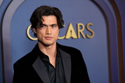 Charles Melton hat Fotos seines neugeborenen Kindes auf Instagram geteilt. (Archivbild) Foto: Chris Pizzello/Invision/AP/dpa