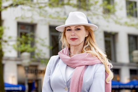 Christine Zierl mit Hut in München, wo sie lebt