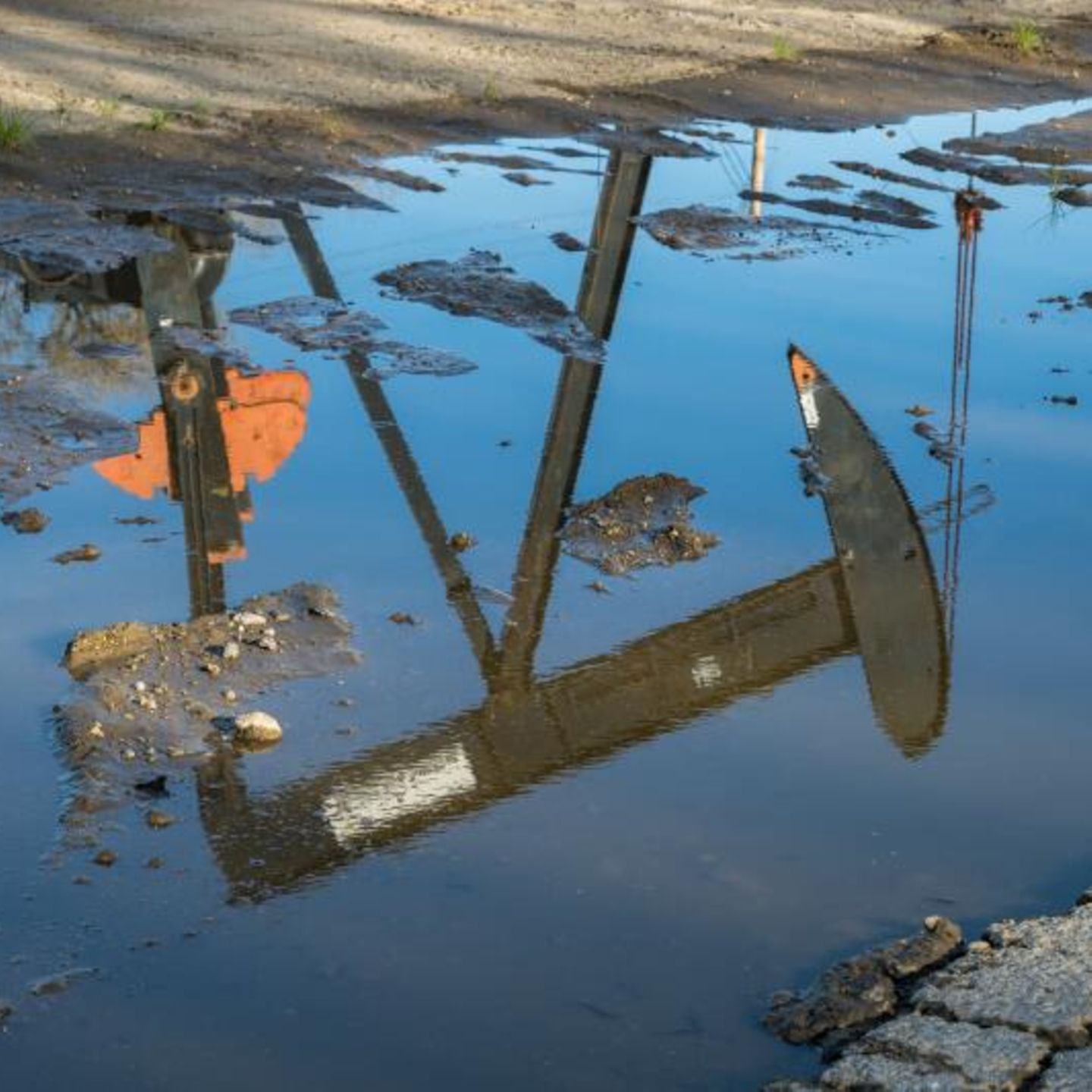 San Ardo, USA. Eine Ölpumpe spiegelt sich in einer Pfütze. Seit dem Beginn des Irankriegs und der Blockade der Straße von Hormus sind die Energiepreise explodiert – für Verbraucher ist es ein Albtraum – für die Ölförderer in den Vereinigten Staaten sind es goldene Zeiten.