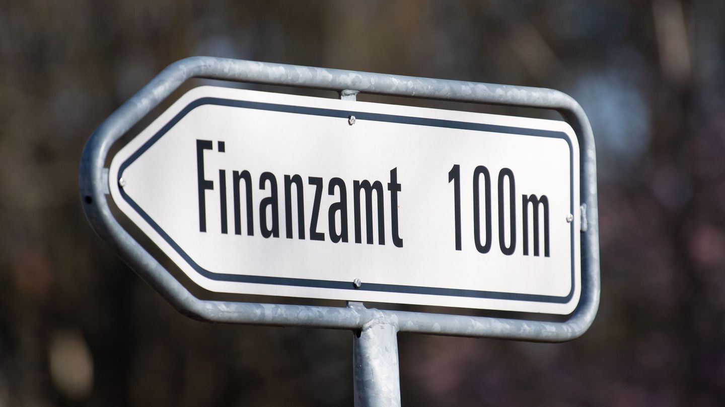 Die Brandenburger Finanzämter haben im Jahr 2025 im Durchschnitt knapp sieben Wochen für einen Einkommensteuerbescheid gebraucht