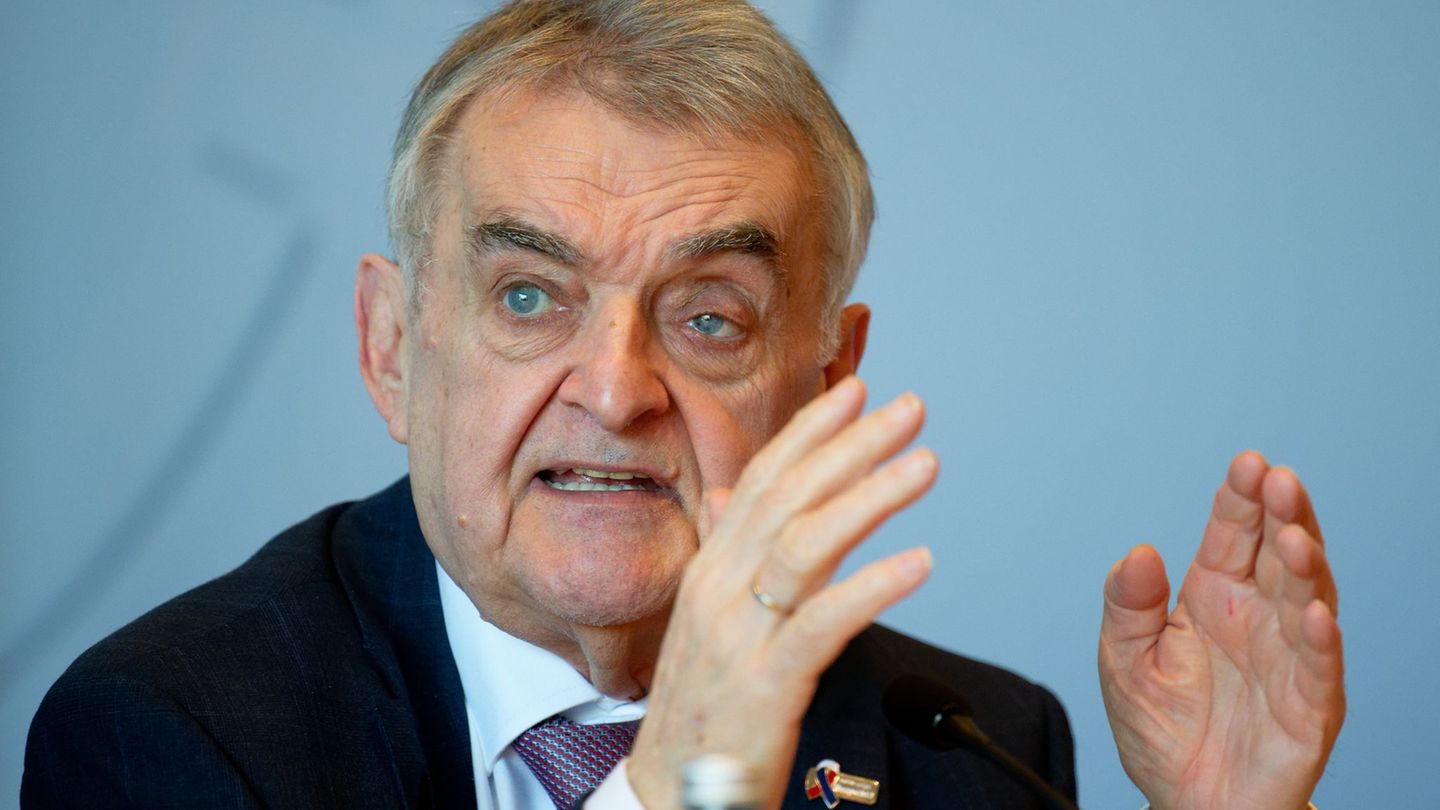 Innenminister Herbert Reul (CDU) hat Trauerbeflaggung angeordnet. Foto: Henning Kaiser/dpa