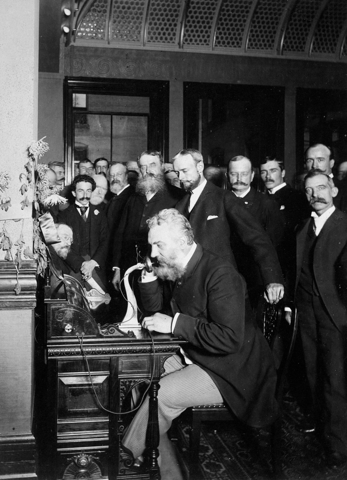 Graham Bell am Telefon inmitten einer Menschenmenge