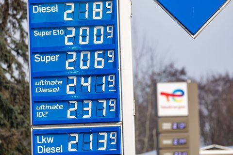 Am Montag kostete Super E10 im Tagesdurchschnitt mehr als 2 Euro. (Foto Archiv) Foto: Frank Hammerschmidt/dpa