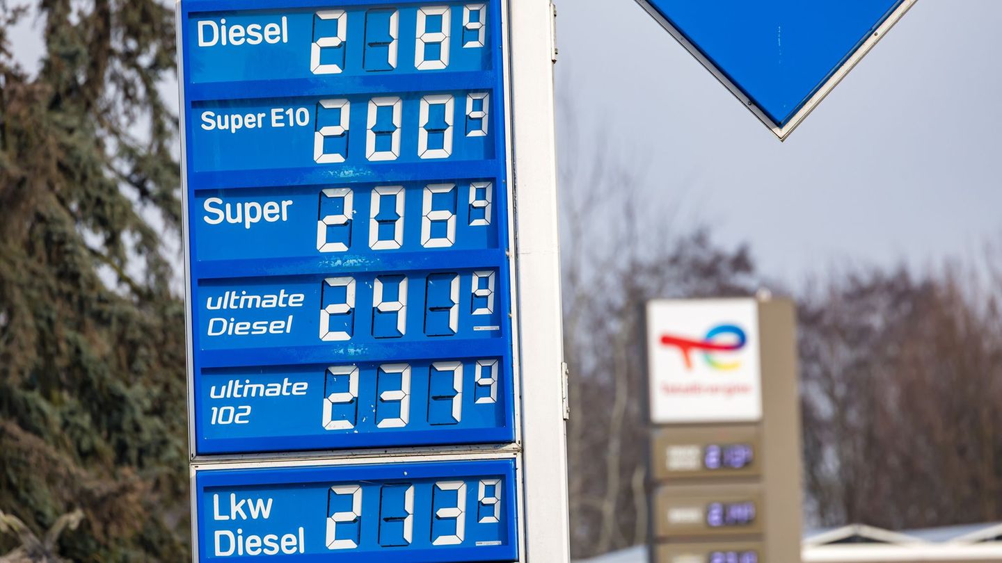 Am Montag kostete Super E10 im Tagesdurchschnitt mehr als 2 Euro. (Foto Archiv) Foto: Frank Hammerschmidt/dpa