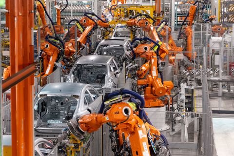 Roboter in einer Autofabrik. Die Autoindustrie und ihre Zulieferer kämpfen mit Problemen auf dem Weltmarkt. (Symbolfoto) Foto: D