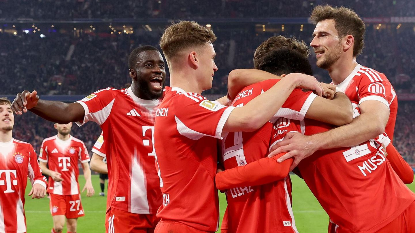 Bald auch wieder in der Champions League? Die Bayern-Spieler jubeln mit Jamal Musiala