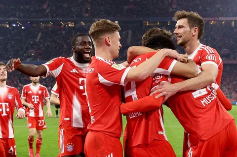 Bald auch wieder in der Champions League? Die Bayern-Spieler jubeln mit Jamal Musiala