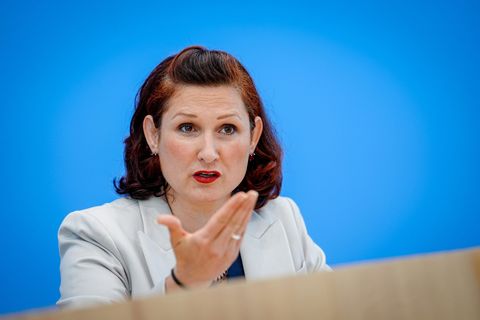 Die Unabhängige Bundesbeauftragte für Antidiskriminierung, Ferda Ataman, sagt: "Das Ausmaß an Diskriminierung ist eine Belastung