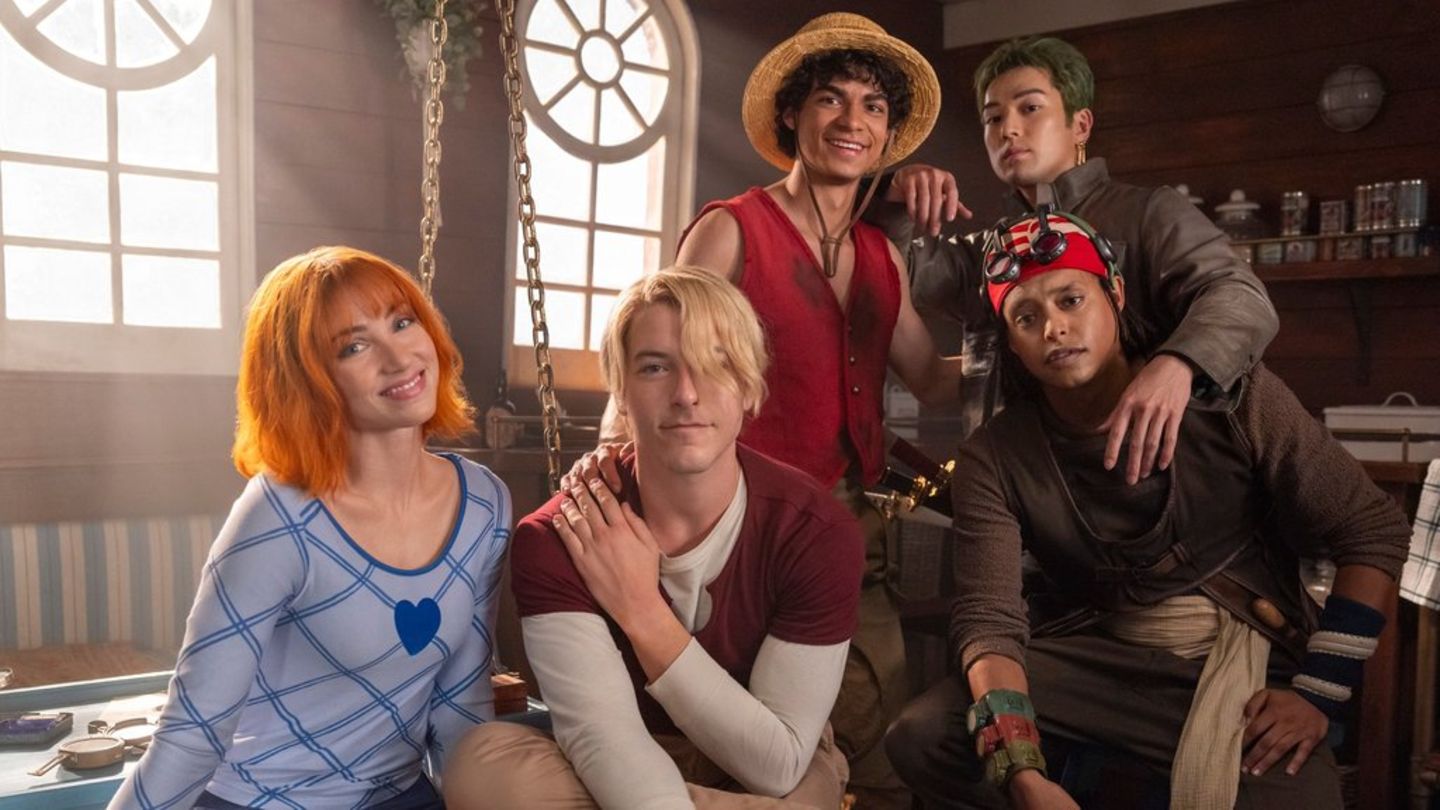 "One Piece"-Stars beim Dreh von Staffel zwei (v.l.): Emily Rudd, Taz Skylar (Sanji), Iñaki Godoy (Ruffy), Mackenyu und Jacob R