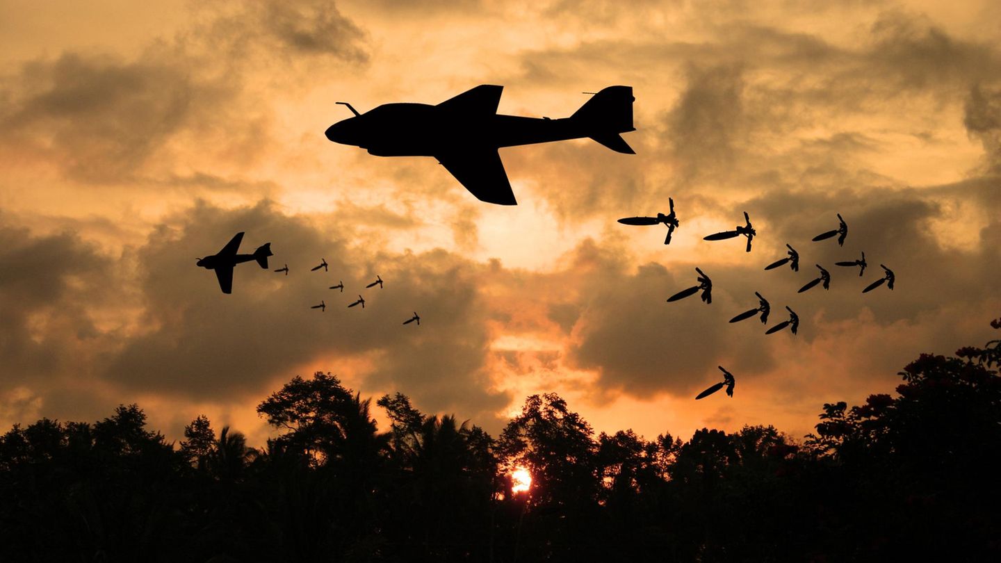 Ob Russland, die Ukraine, der Iran oder Israel: In den jüngsten Kriegen warfen sich die Parteien gegenseitig vor, Streumunition eingesetzt zu haben. Bei dieser Art von Beschuss werden schrotartig kleinere Geschosse abgeschossen oder -geworfen. Kollateralschäden sind damit kaum zu verhindern. 110 Staaten haben sich verpflichtet, keine Streumunition einzusetzen. Aber: Unter anderem die USA, Russland, die Ukraine, der Iran und Israel unterzeichneten solche Übereinkünfte nicht (künstlerische Darstellung).