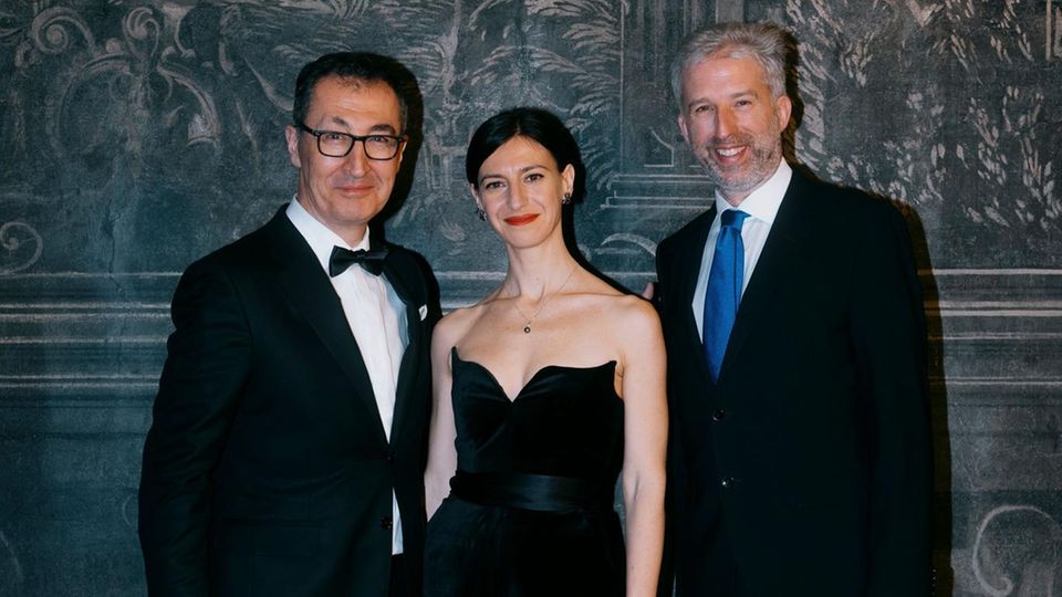 Cem Özdemir (l.) und Flavia Zaka mit Bürgermeister Boris Palmer, der die Trauung im Tübinger Rathaus vornahm