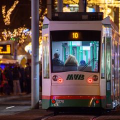 Am Samstagabend war eine Mutter bei dem Versuch, ihr Kind zu retten, unter eine Straßenbahn in Magdeburg geraten und tödlich ver