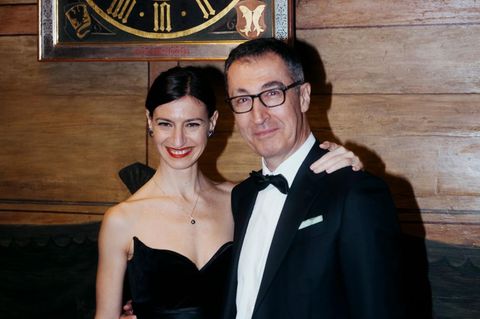 Cem Özdemir und Flavia Zaka nach der heimlichen Hochzeit im Tübinger Rathaus