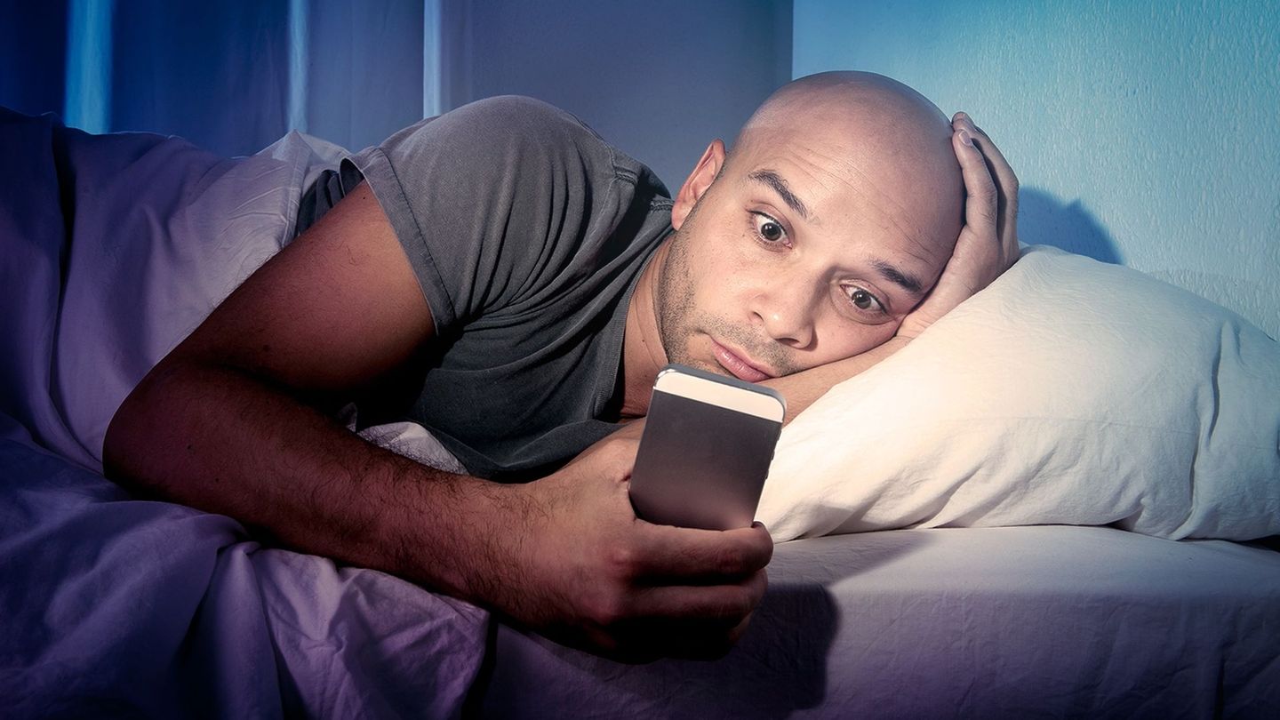 Zeitung lesen, Nachrichten schreiben, Spiele spielen und den Wecker stellen: Das Smartphone ist für uns unverzichtbar geworden. Aber hängen wir nicht manchmal zu viel oder gar grundlos davor?