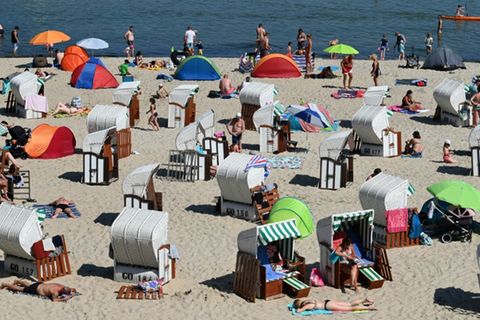 Badegäste an der Ostsee