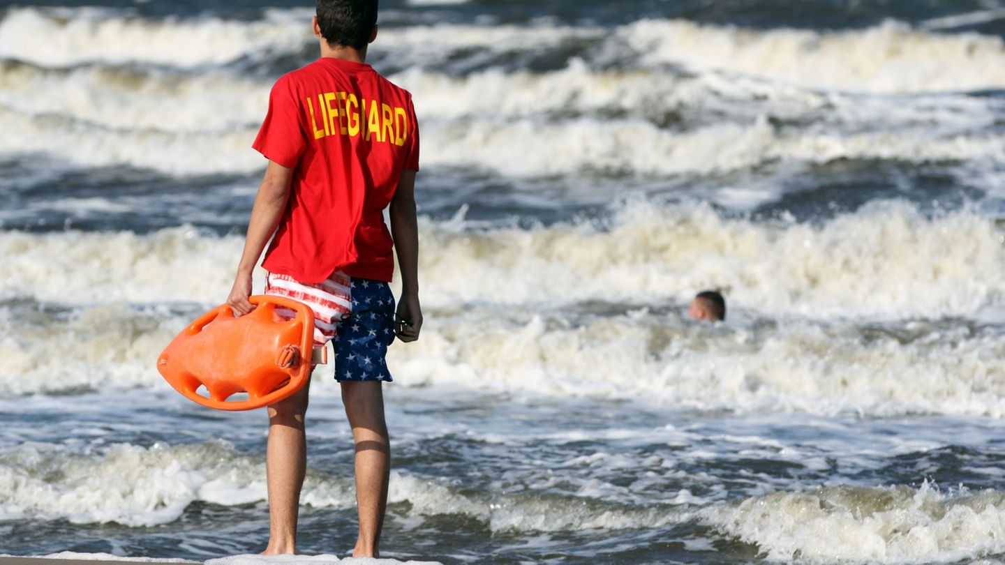 Mindestens 393 Menschen sind im vergangenen Jahr bei Badeunfällen gestorben - 18 weniger als 2024. (Symbolbild) Foto: Tilo Wallr