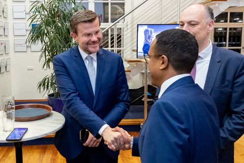 Die CSU von Oberbürgermeister Marcus König bleibt stärkste Kraft im Stadtrat von Nürnberg. (Archivbild) Foto: Daniel Karmann/dpa