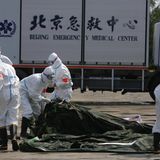 Schon die Beschreibung von biologischen Waffen ist kompliziert. Grundsätzlich werden damit alle Lebewesen bezeichnet, die zum Schaden anderer eingesetzt werden. Dies ist nach dem Genfer Protokoll seit 1925 verboten. Ein Beispiel für biologische Kriegsführung: Im Ersten Weltkrieg infizierte das Deutsche Reich gezielt Pferde mit Milzbrand, um den Nachschub der Alliierten zu stören. Das Bild zeigt Spezialisten nach einem simulierten Angriff mit Biowaffen in Peking.