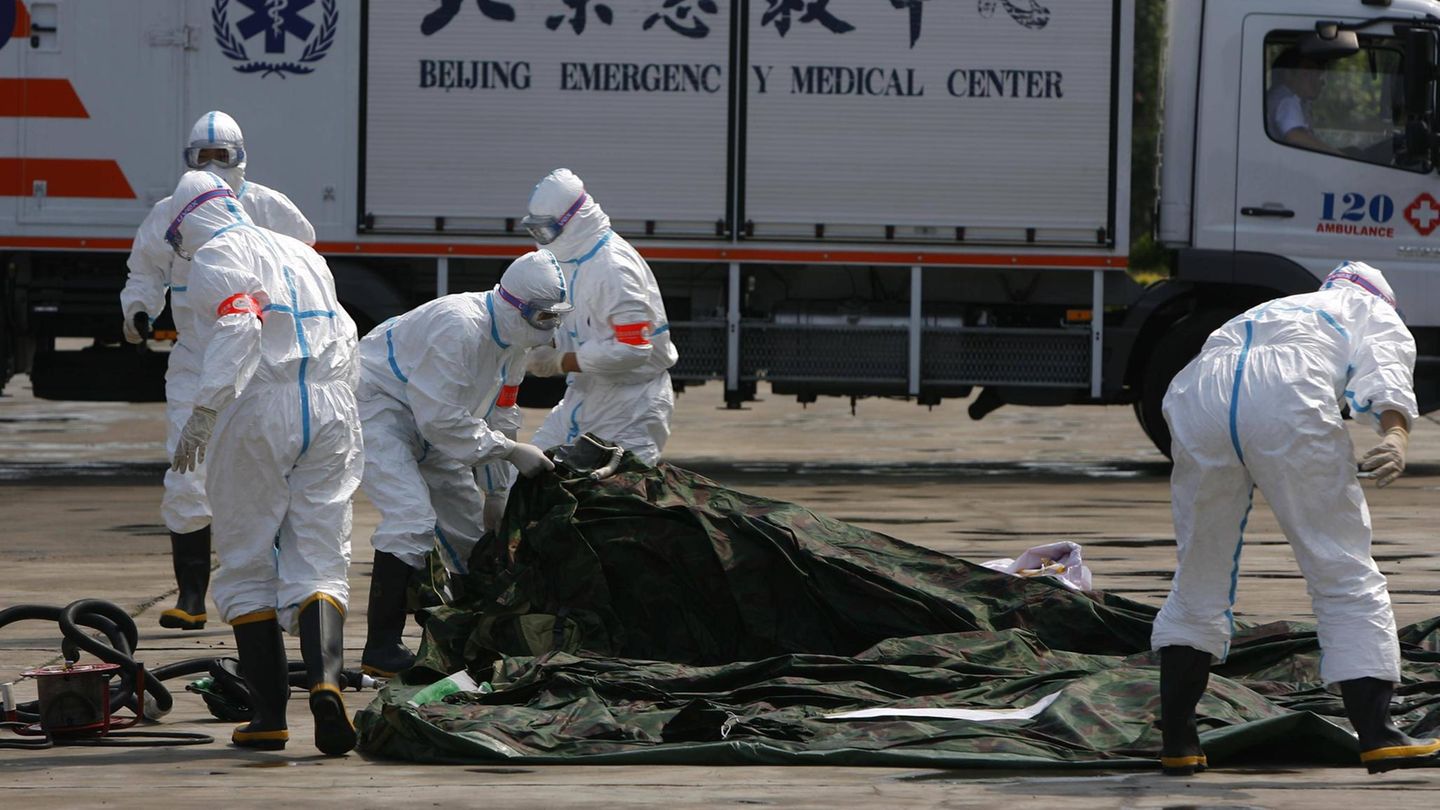 Schon die Beschreibung von biologischen Waffen ist kompliziert. Grundsätzlich werden damit alle Lebewesen bezeichnet, die zum Schaden anderer eingesetzt werden. Dies ist nach dem Genfer Protokoll seit 1925 verboten. Ein Beispiel für biologische Kriegsführung: Im Ersten Weltkrieg infizierte das Deutsche Reich gezielt Pferde mit Milzbrand, um den Nachschub der Alliierten zu stören. Das Bild zeigt Spezialisten nach einem simulierten Angriff mit Biowaffen in Peking.