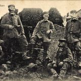 Aufnahmen wie diese prägen das Bild des Ersten Weltkriegs: Infanteriesoldaten tragen ihre Gasmasken. Während des Stellungskriegs insbesondere in Frankreich feuerten alle Kriegsparteien Unmengen an giftigen Substanzen wie Senfgas ab, um den Gegner aus den Schützengräben zu treiben. Wie viele Menschen an den chemischen Waffen starben oder nachhaltig beeinträchtigt wurden, ist nicht klar.