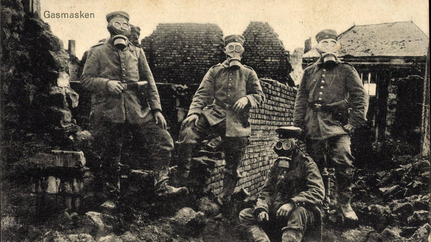 Aufnahmen wie diese prägen das Bild des Ersten Weltkriegs: Infanteriesoldaten tragen ihre Gasmasken. Während des Stellungskriegs insbesondere in Frankreich feuerten alle Kriegsparteien Unmengen an giftigen Substanzen wie Senfgas ab, um den Gegner aus den Schützengräben zu treiben. Wie viele Menschen an den chemischen Waffen starben oder nachhaltig beeinträchtigt wurden, ist nicht klar.