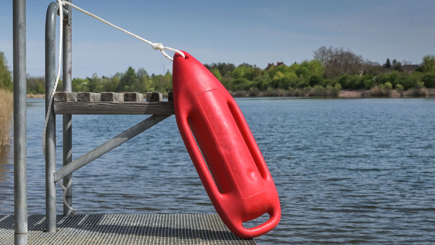 Die meisten tödlichen Badeunfälle passieren in Seen und Flüssen. (Symbolbild) Foto: Heiko Rebsch/dpa