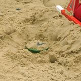 Sogenannte „Tretminen“ sind seit 1997 geächtet. Bisher haben 164 Staaten die „Ottawa-Konvention“ unterzeichnet, mit der sie sich verpflichten, Anti-Personen-Minen nicht zu produzieren, zu lagern, weiterzugeben oder einzusetzen. Minen und ähnliche Sprengvorrichtungen nehmen auch im CCW-Abkommen eine große Rolle ein. Sie kommen sogar in gleich zwei Protokollen vor. Das erste zielt auf Waffen ab, „deren Hauptwirkung darin besteht, durch Splitter zu verletzen, die im menschlichen Körper durch Röntgenstrahlen nicht entdeckt werden können.“ Dazu zählen etwa Glasminen, die die deutsche Wehrmacht im Zweiten Weltkrieg einsetzte. Dabei wird durch eine kleinere Explosion ein Hagel von Schrapnellen durch die Luft geworfen. Durch besonders kleine, scharfe und spitze Gegenstände – wie Glas – wird der Gegner meist nicht getötet, sondern verwundet. Die Infektionsgefahr ist dabei extrem hoch.   Mit dem zweiten Protokoll des CCW-Abkommens verpflichten sich die Unterzeichner nicht nur auf den Verzicht auf Tretminen, sondern auch auf besonders hinterhältige Sprengfallen. Also unter anderem Sprengsätze an Kinderspielzeug oder religiöse oder ideologische Symbole zu montieren.