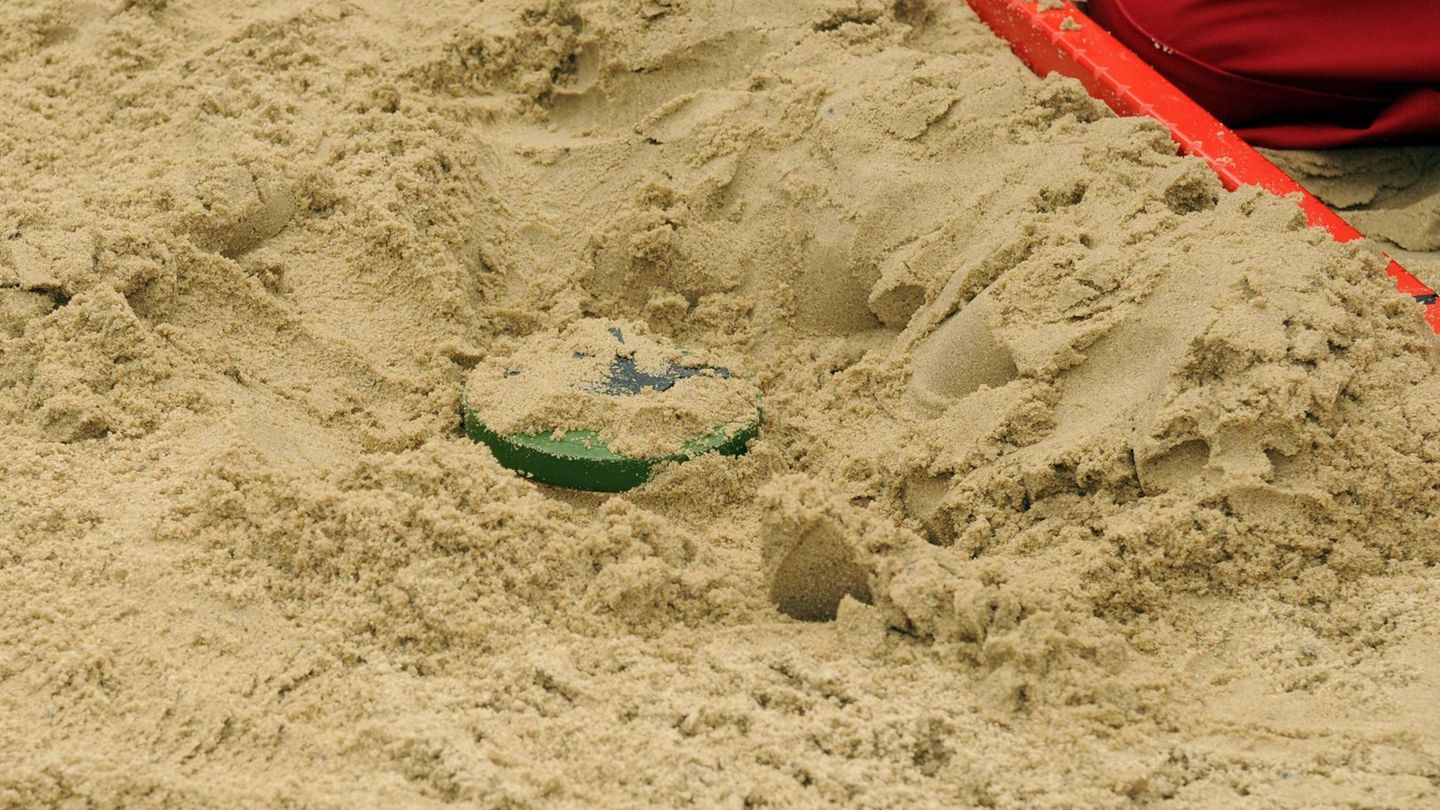 Sogenannte „Tretminen“ sind seit 1997 geächtet. Bisher haben 164 Staaten die „Ottawa-Konvention“ unterzeichnet, mit der sie sich verpflichten, Anti-Personen-Minen nicht zu produzieren, zu lagern, weiterzugeben oder einzusetzen. Minen und ähnliche Sprengvorrichtungen nehmen auch im CCW-Abkommen eine große Rolle ein. Sie kommen sogar in gleich zwei Protokollen vor. Das erste zielt auf Waffen ab, „deren Hauptwirkung darin besteht, durch Splitter zu verletzen, die im menschlichen Körper durch Röntgenstrahlen nicht entdeckt werden können.“ Dazu zählen etwa Glasminen, die die deutsche Wehrmacht im Zweiten Weltkrieg einsetzte. Dabei wird durch eine kleinere Explosion ein Hagel von Schrapnellen durch die Luft geworfen. Durch besonders kleine, scharfe und spitze Gegenstände – wie Glas – wird der Gegner meist nicht getötet, sondern verwundet. Die Infektionsgefahr ist dabei extrem hoch.   Mit dem zweiten Protokoll des CCW-Abkommens verpflichten sich die Unterzeichner nicht nur auf den Verzicht auf Tretminen, sondern auch auf besonders hinterhältige Sprengfallen. Also unter anderem Sprengsätze an Kinderspielzeug oder religiöse oder ideologische Symbole zu montieren.