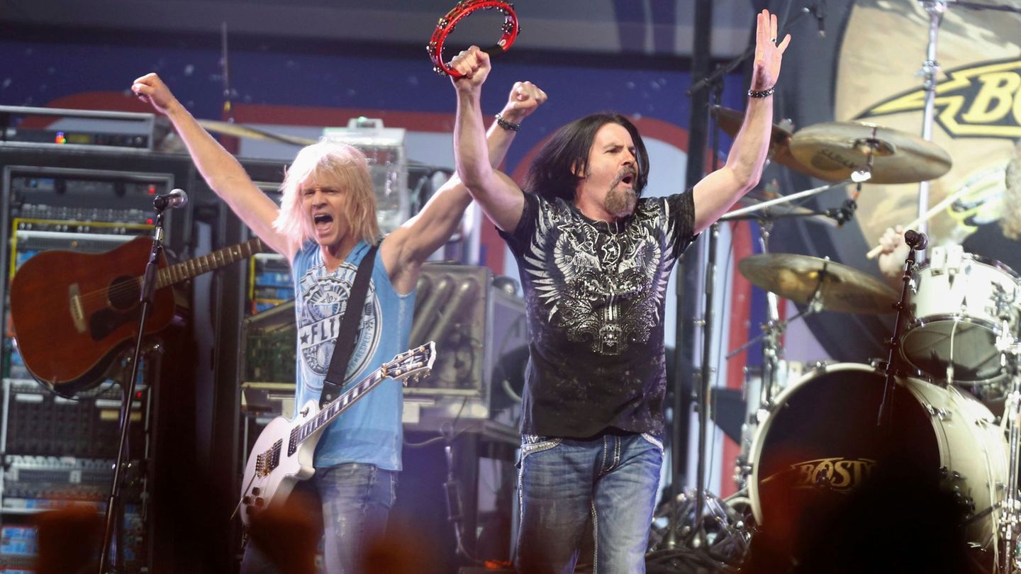 Sänger Tommy DeCarlo (rechts) im Jahr 2013 bei einem Auftritt der Gruppe Boston. Foto: Bizuayehu Tesfaye/Invision/AP/dpa