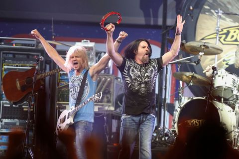 Sänger Tommy DeCarlo (rechts) im Jahr 2013 bei einem Auftritt der Gruppe Boston. Foto: Bizuayehu Tesfaye/Invision/AP/dpa