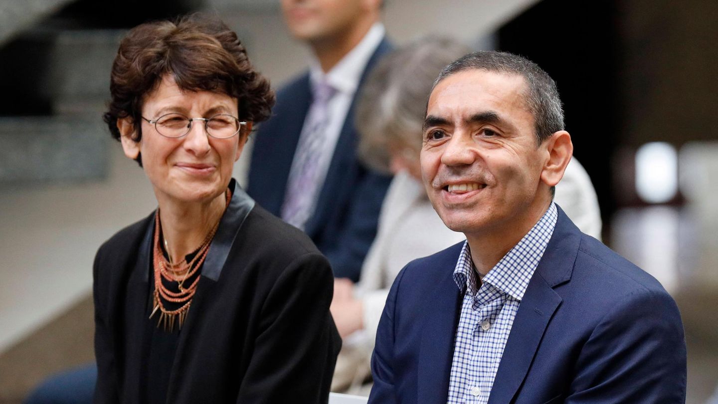 Biontech-Gründer Özlem Türeci und Ugur Sahin bei der Verleihung der Ehrendoktorwürde der Medizinischen Fakultät der Uni Köln im Jahr 2021