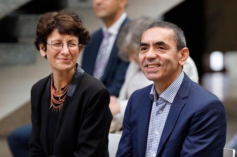 Biontech-Gründer Özlem Türeci und Ugur Sahin bei der Verleihung der Ehrendoktorwürde der Medizinischen Fakultät der Uni Köln im Jahr 2021