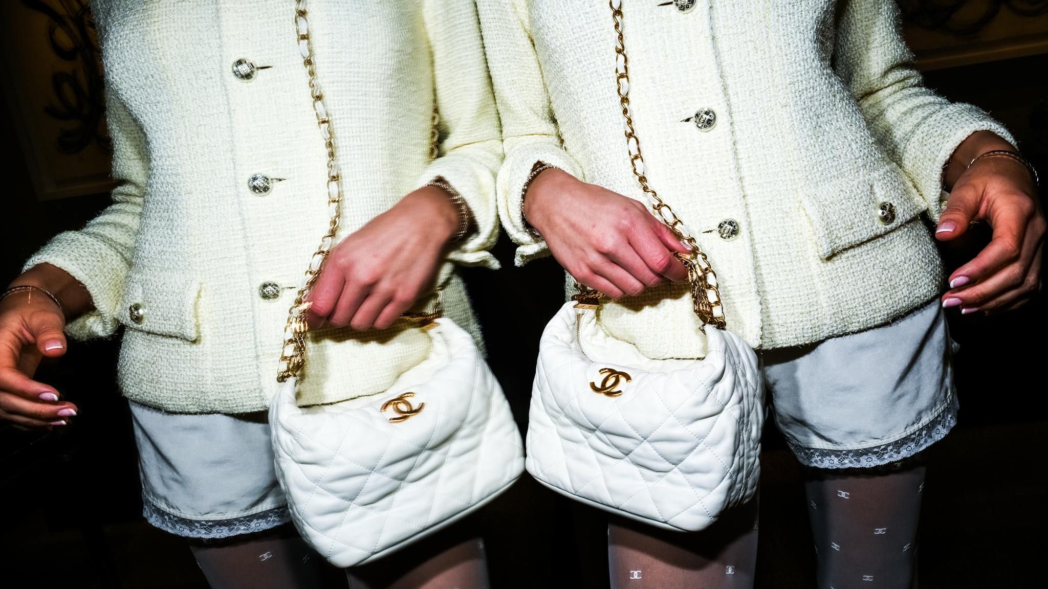 Im Statuswettbewerb senden die sozialen Klassen unterschiedliche Signale. Grell wie mit der Chanel-Handtasche hier protze eher die obere Mittelschicht, erklärt Hanno Sauer. Wohingegen die Oberschicht verborgene Signale von Status sende, die vor allem Eingeweihte verstünden