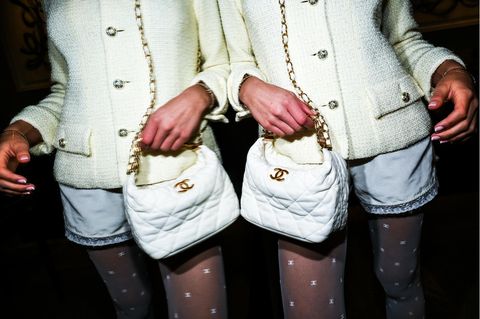 Im Statuswettbewerb senden die sozialen Klassen unterschiedliche Signale. Grell wie mit der Chanel-Handtasche hier protze eher die obere Mittelschicht, erklärt Hanno Sauer. Wohingegen die Oberschicht verborgene Signale von Status sende, die vor allem Eingeweihte verstünden