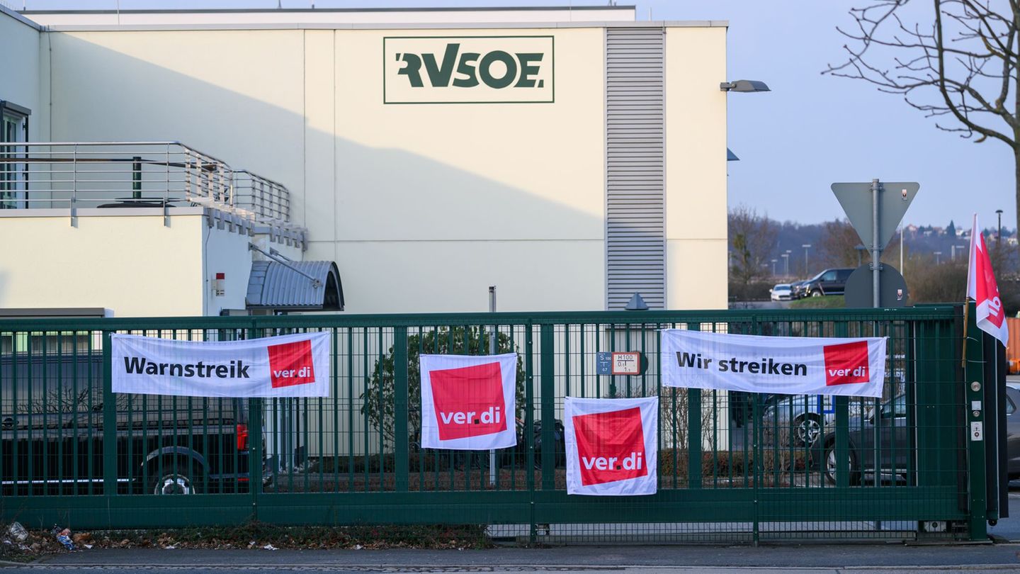 Die Gewerkschaft Verdi hat die Mitarbeiter der Regionalverkehr Sächsische Schweiz-Osterzgebirge GmbH (RVSOE) zum Warnstreik aufg