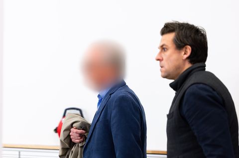 Der angeklagte Ex-Parlamentarier (l) bestreitet vor Gericht den Vorwurf des Kindesmissbrauchs. Foto: Michael Matthey/dpa