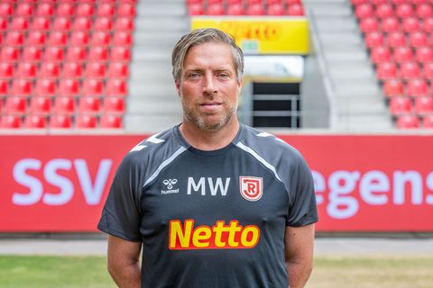 Verlässt Jahn Regensburg auf eigenen Wunsch mitten in der Saison: Cheftrainer Michael Wimmer. (Archivbild) Foto: Armin Weigel/dp