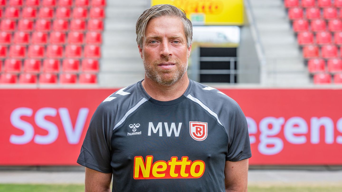 Verlässt Jahn Regensburg auf eigenen Wunsch mitten in der Saison: Cheftrainer Michael Wimmer. (Archivbild) Foto: Armin Weigel/dp
