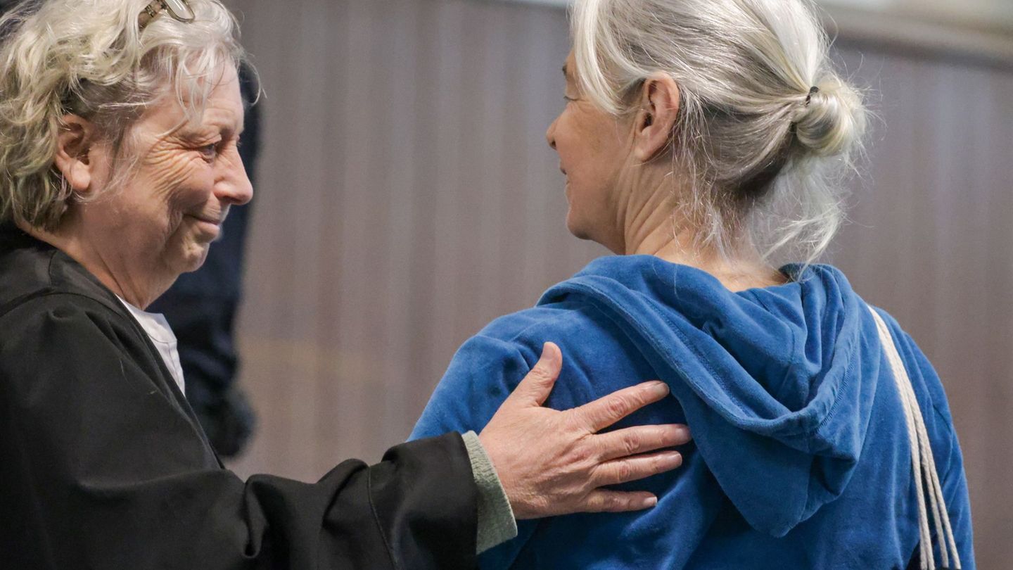 Die Verteidigung von Klette (rechts) hat Zweifel an einem Gutachten zu DNA-Spuren. Foto: Focke Strangmann/dpa Pool/dpa