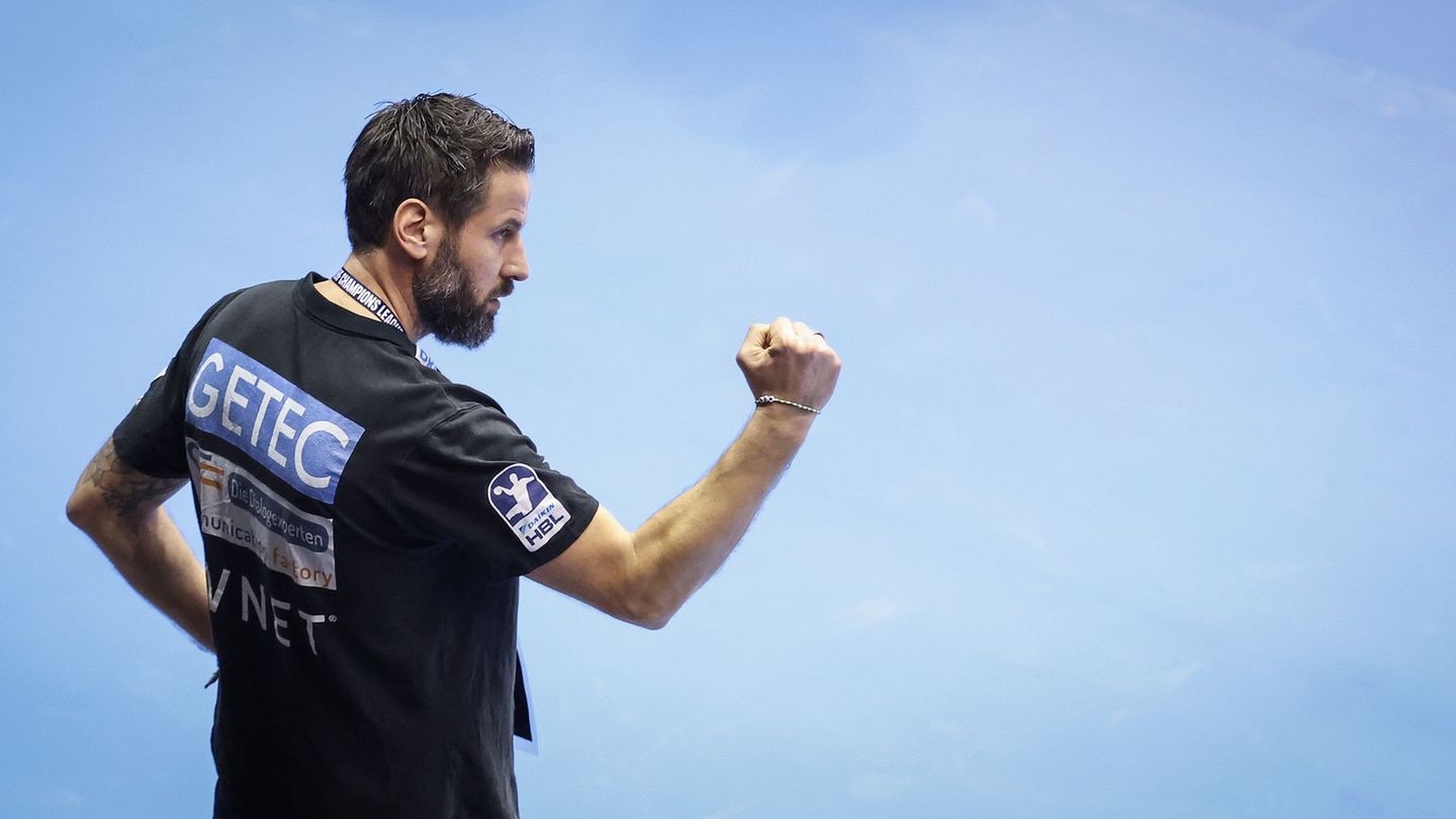 SCM-Trainer Bennet Wiegert steht vor einer anstrengenden Woche mit zwei Auswärtsspielen. (Archivbild) Foto: Ronny Hartmann/dpa-Z