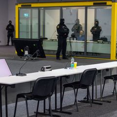 Blick vom Platz für die Zeugen auf die Glaskabine, in der der Angeklagte während der Verhandlung sitzt. (Archivbild) Foto: Klaus