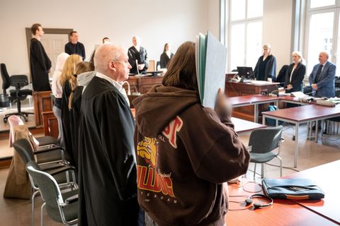 Zeugenaussagen hatten zur Festnahme der Angeklagten geführt. Foto: Daniel Bockwoldt/dpa/Daniel Bockwoldt