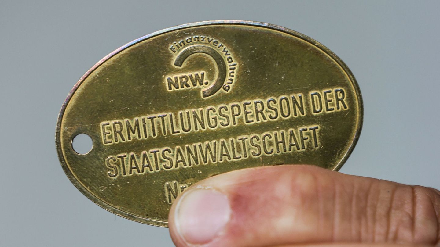 Bei Cum-Ex verschoben Finanzakteure Aktien mit ("cum") und ohne ("ex") Dividendenanspruch hin und her, um gar nicht gezahlte Ste