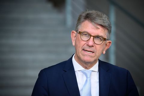 Kulturstaatsminister Wolfram Weimer hat wegen "verfassungsschutzrelevanter Erkenntnisse" drei linke Buchläden von der Liste für